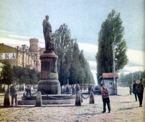 Pamyatnik_A.A.Bobrinskomu_v_Kieve_do_revolyucii.jpg
